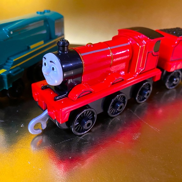 THOMAS AND FRIENDS ADVENTURE TRAINS 2018 JAMES (GREEN) SHANE w/TeNDER (RED) 3.5” - Picture 4 of 13